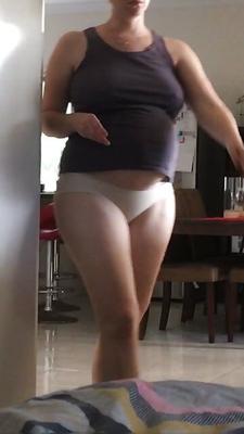 Esposa grávida de calcinha com mamilos duros
