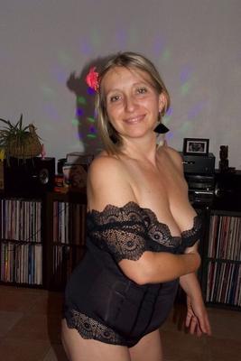 Hausfrau Jean zieht sich aus