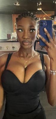 prostituta insta de ébano de um ano tem parte de peitos