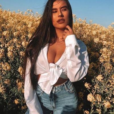 Brunette sexy Maria gros seins et gros cul