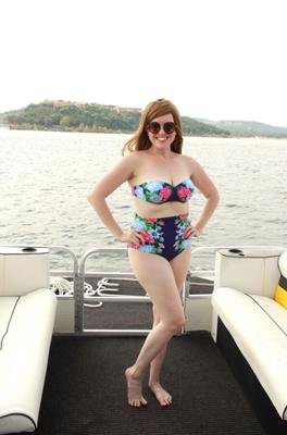 Die junge vollbusige MILF Holly geht Bootfahren
