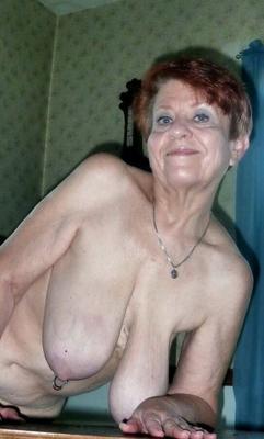 Brenda mit Piercing-Nippeln
