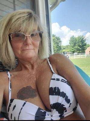 MILF aux gros seins et son amie