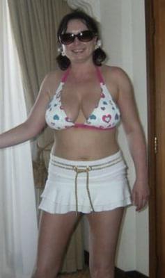 Brunette aux gros seins en forme remplissant un bikini