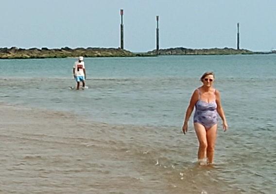 ノーフォークビーチの巨乳おばあちゃん水着の大きな成熟したおっぱい