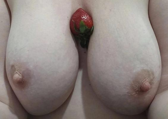 おっぱいにイチゴ