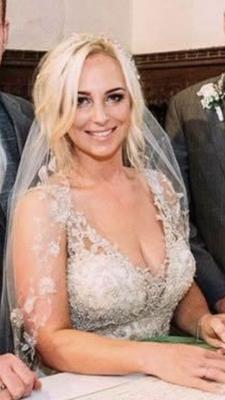 美しい巨乳の金髪の花嫁