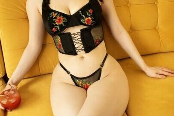 メガネをかけた巨乳のかわい子ちゃん
