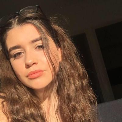 Megan Grace lisant Royaume-Uni