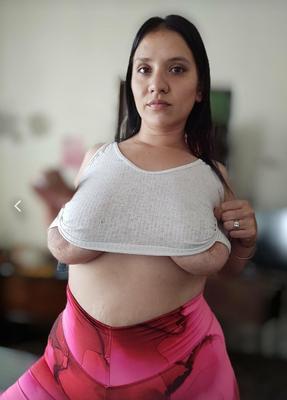 Flasque Gros Seins Énorme Aréole Latina