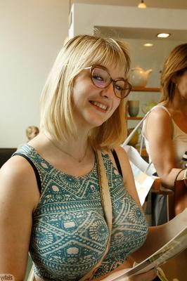Blonde aux gros seins