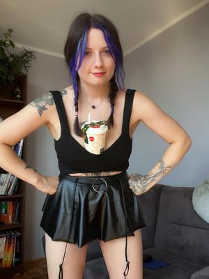 adorable gothique aux gros seins