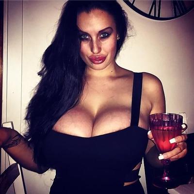 Peituda sueca bimbo Alexia