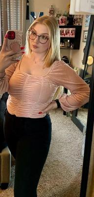 Abby rubia de grandes tetas