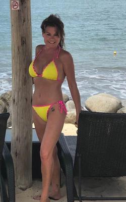 Terri, MILF très mignonne et sexy en bikinis et robes. Grand corps