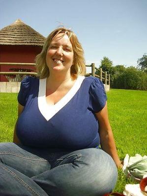 Brit Angela, très plantureuse, Butterface