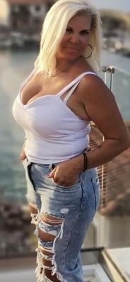 Eine weitere vollbusige griechische MILF