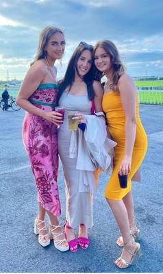 アイルランドの 18 歳と 19 歳の十代の若者 16