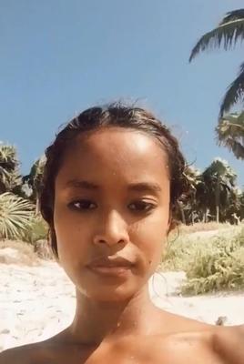 Fille sexy de l'île noire