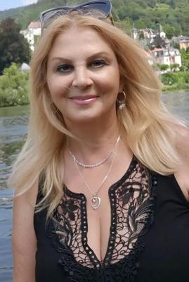 Vollbusige heiße griechische MILF