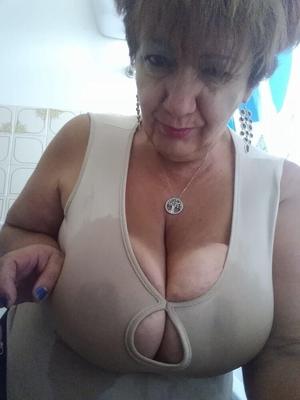 Desejo de vovós peitudas, adoro foder com elas !!!