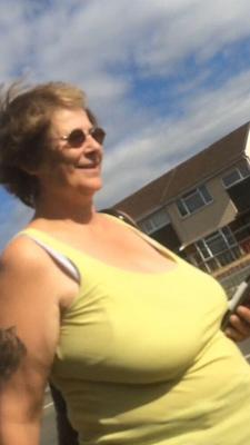 Des mamies candides aux seins dignes du plaisir des voyeurs