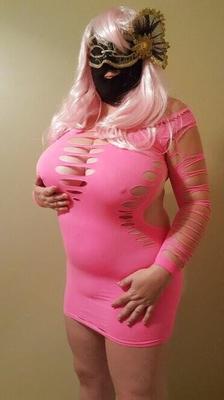Lateshay épais aux gros seins dans une jupe rose