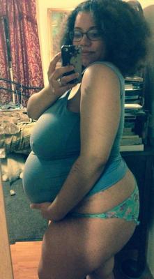 妊娠中の巨乳のお腹は妊娠線でいっぱい