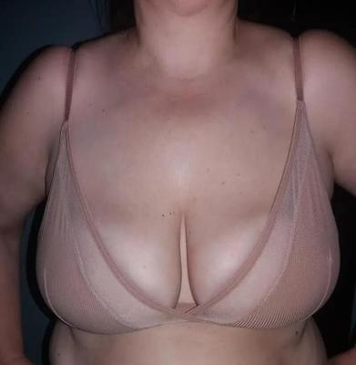 große sexy schlaffe MILF-Brüste