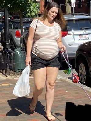 Creeping 23 - grávida madura com barriga enorme