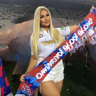 La salope blonde croate aux gros seins LANA