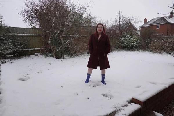 Mayra Gaitan puta grávida na neve