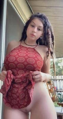 Dreadlocks peitões e buceta lisa