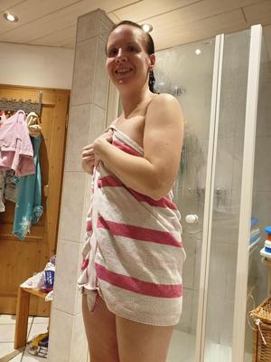 Femme au foyer allemande avec des tétons chauds en lactation