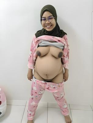 Mulher grávida muçulmana nua exposta