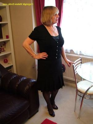 Denny a une superbe paire de seins pour une grand-mère