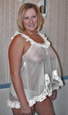 Carmen montrant ses seins dans une robe transparente