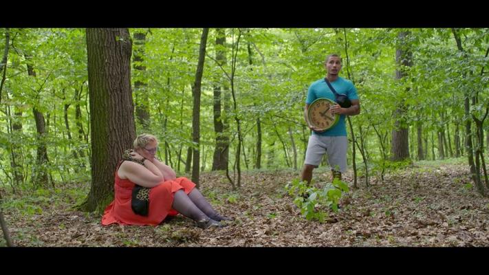 Mamie massive tenue en laisse dans la forêt et utilisée comme animal de compagnie