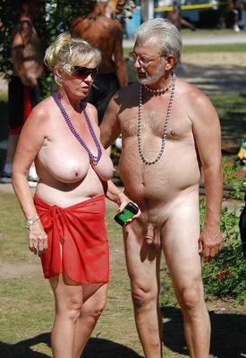 Gros seins chapeau seine Frau