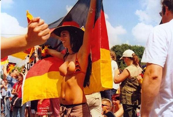Girls bare where men can see 