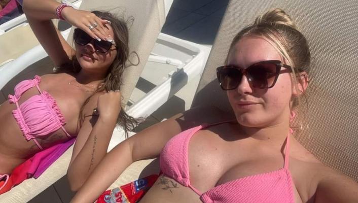 Filles en bikini aux gros seins