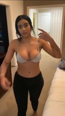 巨乳のゴージャスな女の子