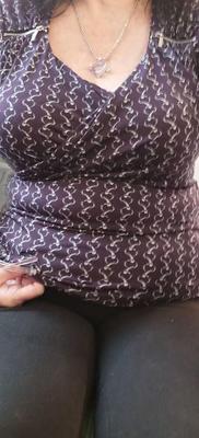 Candid Mature chemisier marron gros seins naturels