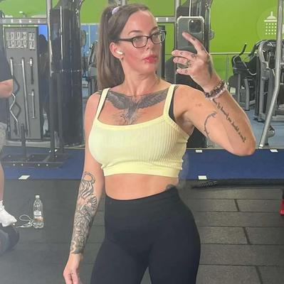 有力なボディビルダーのポーラは彼女を崇拝しています!