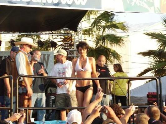 Garotas nuas na frente dos homens