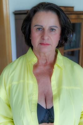 mamie aux gros seins chaude avec de beaux gros seins Vol