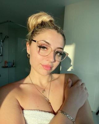 Lilith Big Culo Tites Hermosa chica sexy con gafas mixtas