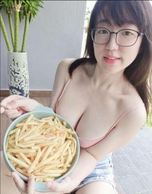 巨乳の中国人オタク