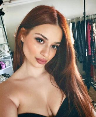 Angelica 大きなお尻 巨乳 ゴージャスな ブルネット モデル Hot Shots