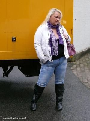 Essa vagabunda tem um grande traseiro frontal